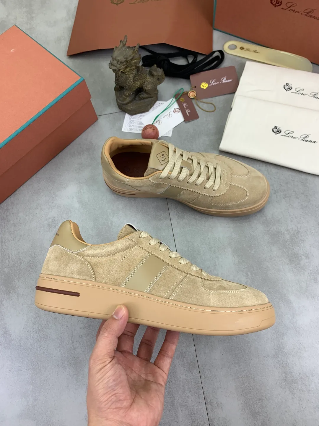 Men's men's shoes 💰P560 New style 💰High quality The latest casual shoes Loro Piana 💯Top grade💯Buy the original copy💯 Founded the existing Loro Piana company on April 24, 1924. It is now the sixth generation of family business, providing top quality products to customers who are discerning in taste and quality. Imported original fly woven fabric with cowhide fabric, plain calfskin lining. Hand-sewn thread with cowhide feet. Original packaging. Number of yards: 38-44 (customized for 45 and 46). 2️⃣ colors available.